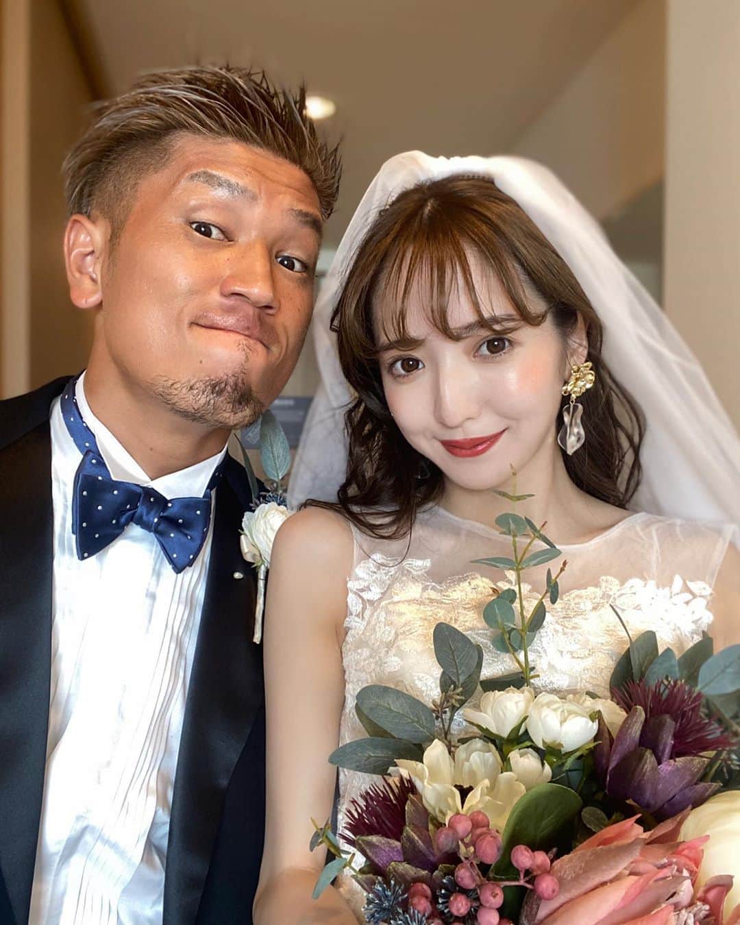 平木愛美のインスタグラム：「本日は皆さまにご報告があります。  この度、格闘家でK-1選手の城戸康裕 @yasuhiro.kido さんと結婚することになりました。 今年でふたりの交際６周年の記念日となる日、入籍予定です。  いつも応援いただき見守ってくださっている皆さまに やっっっと、お話ができる…！！！！！  いつかこんな日がくることを、楽しみにしておりました。  格闘家でキックボクサーというお仕事を長く続け、日々努力し続ける姿、試合での感動。そして"笑い"を全力で真面目に届ける姿に。たくさん心を動かされ、そして楽しく笑わせてもらってきたこの約６年間です。  当たり前のような何気ない日常や、色んなところへのお出掛け。いつまでも少年のような彼と一緒に楽しむ時間。大きな愛のある心地よさの中、たくさんの濃い日々を共に過ごしてきました。  実は長年一緒にも暮らしてきて家族のような大切な存在です。  この６年、彼のことがずーーーっと、大好きなまいにちです。  どうかこれから二人を温かく見守っていただけましたら幸いです。  【城戸愛美】  になるんだと思うと、なんだかドキドキしますね。 愛しい人のお嫁さんになれること、とっっっても幸せです。  城戸康裕 平木愛美」