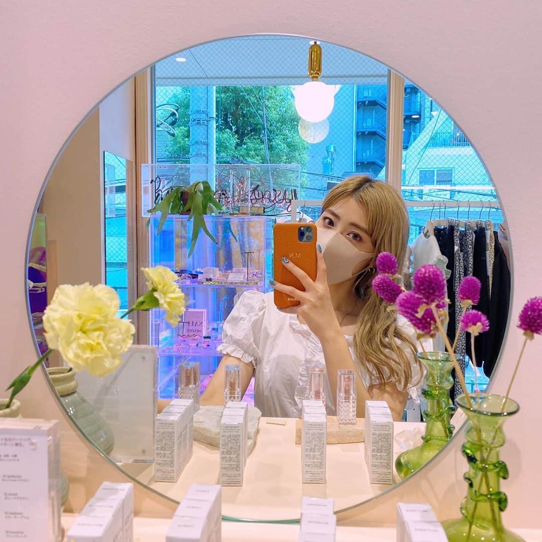 夏焼雅さんのインスタグラム写真 - (夏焼雅Instagram)「最近の鏡がかわいくて気になる♡ 特に枠がうねうねの𝙜𝙧𝙚𝙖𝙩!! ✨  #mirror #interior」8月29日 12時14分 - miyaaa0825