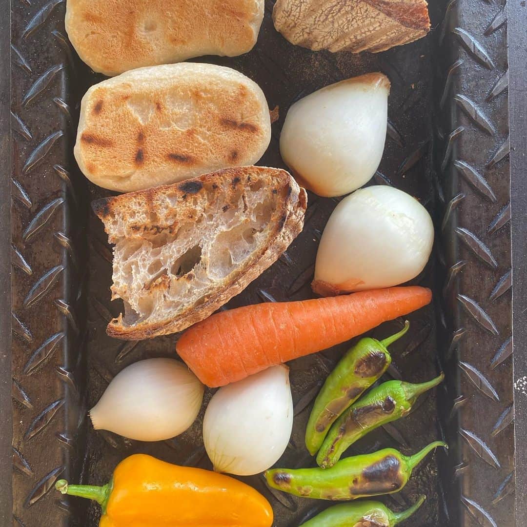 トリイクニコのインスタグラム：「BBQ🍖🌈  洒落てんなーーーーww パンも野菜もとんでもなく美味しかった❤️  豚肉とサーモンはホイル焼きがオススメ🐷🐟 野菜キライな私でも美味しく食べれた✨ .  ここはめちゃくちゃオススメできます‼️ 写真たくさんあるんでupしていきまーす😋  #kurkkufields  #クルックフィールズ  #小林武史プロデュースらしい #木更津にあるよ」