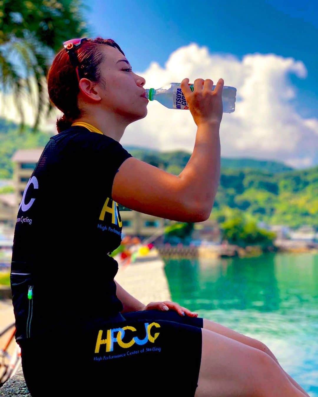 のインスタグラム：「2時間びっちりロード🌞🌞﻿ ご褒美のジュースは最高！﻿ ﻿ #roadbike #roadbikelife  #roadcycling #hpcjc  #teambridgestonecycling #teambridgestone #ロードバイク女子 #ロードバイク  #ロードバイクのある風景  #ガールズケイリン #競輪選手 #コーラ #サイダー に浮気😚 #汗 #滝汗の輪 #三ツ矢サイダー」