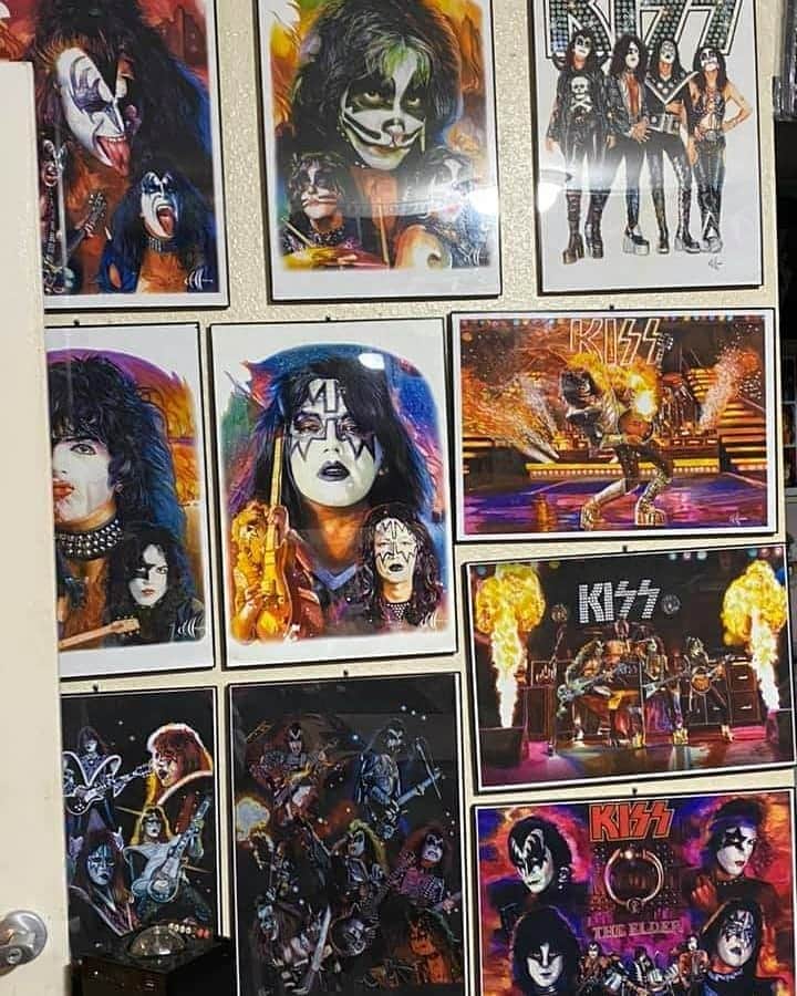KISSさんのインスタグラム写真 - (KISSInstagram)「#CollectingKISS! Thanks to Billy Perry for sharing his #KISS collection with us. Wow! #KISSARMYROCKS!」8月29日 12時22分 - kissonline