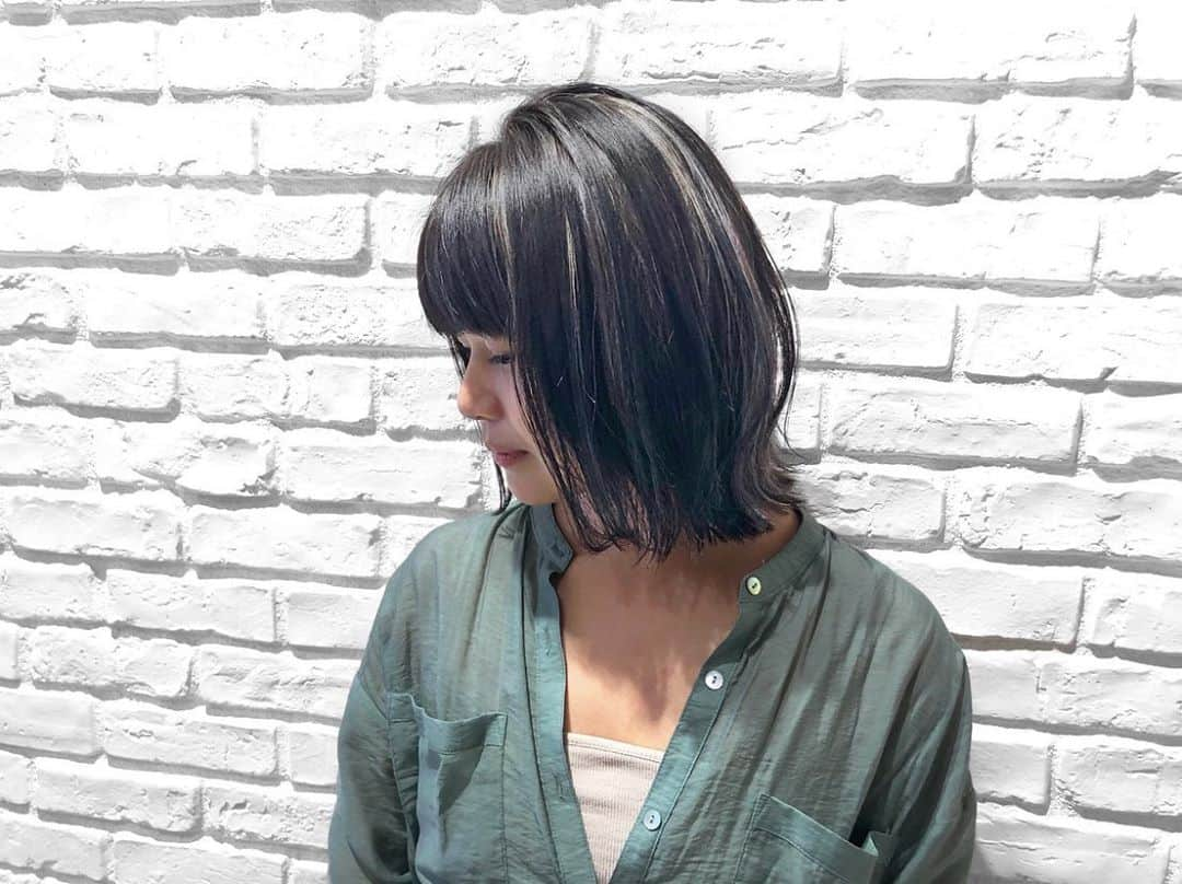 クロさんのインスタグラム写真 - (クロInstagram)「昨日、 ﻿ @relaxx_hair_make にてカット、カラーしてもらってきました✂︎﻿ ﻿ 詳しくはブログに書きました✍🏽✍🏽✍🏽﻿ トップURLから見てみて下さい♩.﻿ .﻿ #メッシュカラー  #ボブヘアー  #ボブヘアアレンジ  #外国人風ハイライト #外国人風カラー #haircolor #ヘアカラー #大人カラー #リラックス #青山サロン #表参道サロン #表参道美容院 #青山美容院 #relaxx #リラックス #遠山雄也 #ダークカラー #大人ボブ #ミディアムヘアー #アットホームサロン #子連れOKサロン #個室あり #子連れサロン東京 #新米主婦 #新米ママ #ママヘア #instagood #instalike #babygirl #mamagirl #クロリサ的ヘア」8月29日 12時20分 - kuro_risa