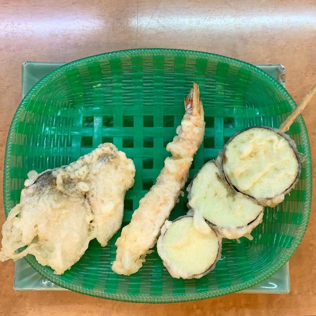 白鳥雪之丞さんのインスタグラム写真 - (白鳥雪之丞Instagram)「福岡5日目ランチ(^^)🍤🍆🐟  #天ぷら定食 #えび #なす #鰆 #いか #白身魚 #追加 #まいたけ #ぶた #しおから #高菜 #味噌汁 #天だし #天ぷらだるま  #福岡」8月29日 12時25分 - yukinojoeshiratori