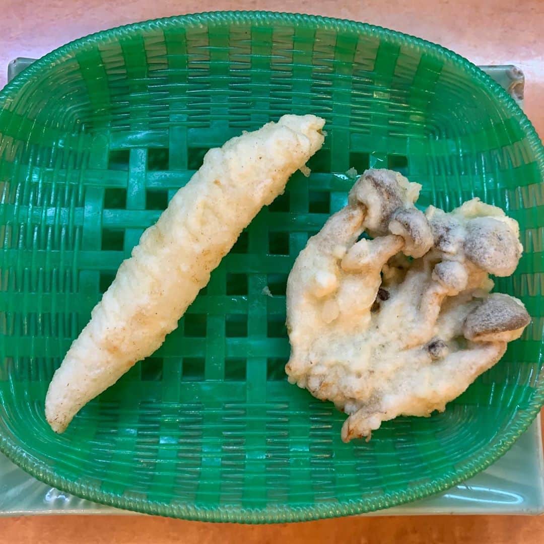 白鳥雪之丞さんのインスタグラム写真 - (白鳥雪之丞Instagram)「福岡5日目ランチ(^^)🍤🍆🐟  #天ぷら定食 #えび #なす #鰆 #いか #白身魚 #追加 #まいたけ #ぶた #しおから #高菜 #味噌汁 #天だし #天ぷらだるま  #福岡」8月29日 12時25分 - yukinojoeshiratori