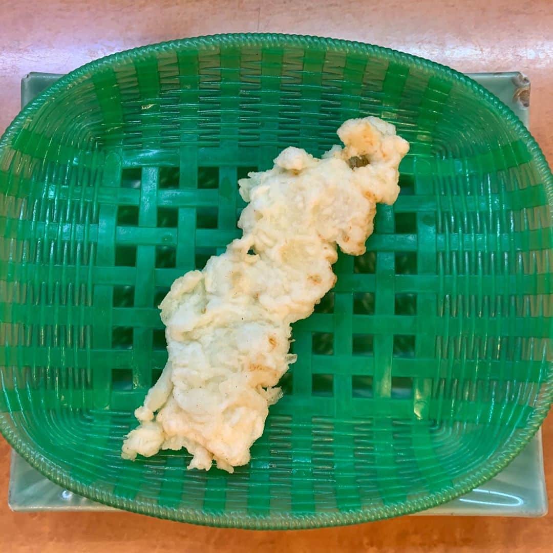 白鳥雪之丞さんのインスタグラム写真 - (白鳥雪之丞Instagram)「福岡5日目ランチ(^^)🍤🍆🐟  #天ぷら定食 #えび #なす #鰆 #いか #白身魚 #追加 #まいたけ #ぶた #しおから #高菜 #味噌汁 #天だし #天ぷらだるま  #福岡」8月29日 12時25分 - yukinojoeshiratori