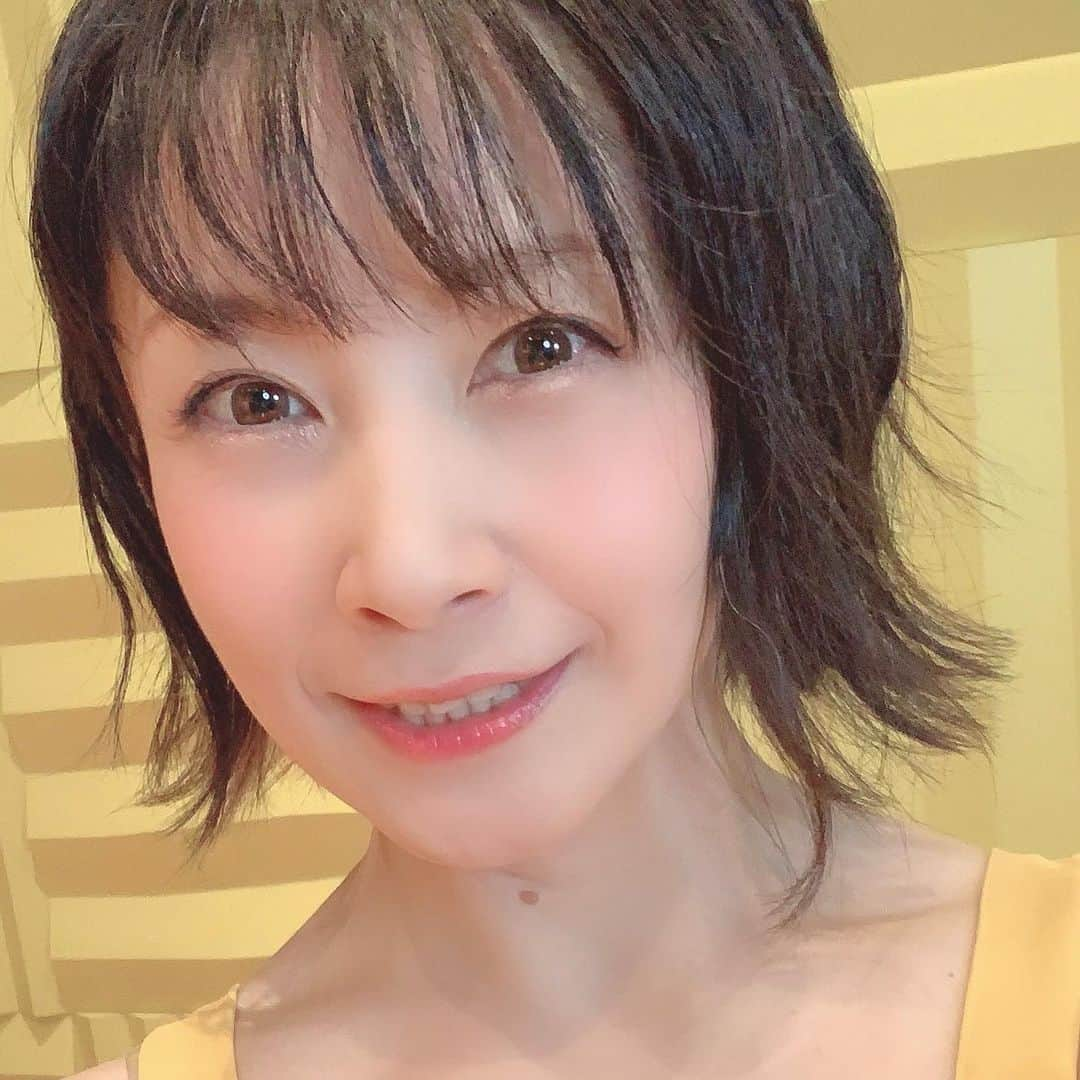 美郷あきさんのインスタグラム写真 - (美郷あきInstagram)「【本人が歌ってみた！】  「Goal to NEW WORLD」 サンライズラヂオEX。テーマソング  歌いました🎙 youtu.be/s--F3KtuN94  作詞：畑 亜貴 さん 作曲/編曲：齋藤真也 さん 歌：美郷あき  Mix : kakeyanさん ヘアメイク : 大橋ちゃん  放送当時この曲が流れるとサンラヂが始まるぞ❣️とワクワクしていました。 永遠の私自身のテーマソングでもあります✨  ★「サンライズラヂオEX。」とは 私がパーソナリティをしていたラジオです。📻 ・Wikipediaです→ https://ja.m.wikipedia.org/wiki/サンライズラヂオ  自分の誕生日も近いので特に思い入れのあるこの曲を選びました🎁  聴いてください☺️  #youtube #歌ってみた #歌ってみた動画 #本人 #サンラヂ #テーマソング  #ワクワク #永遠に #wakuwaku #themasong #美郷あき #誕生日近い #singer #singasong」8月29日 12時30分 - misatoaki