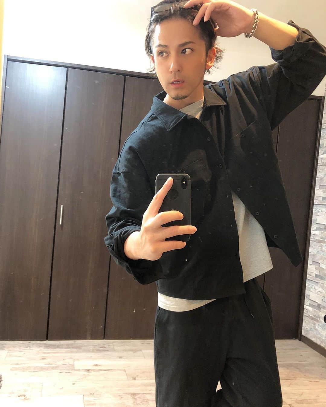 石鍋正寿のインスタグラム：「@bark_manhattan__official の、 ブラックのセットアップめちゃくちゃ良い感じ😎  少しにく肉厚めなセットアップだから大人っぽい印象もあるし、インナーにTシャツ＋スニーカーでもちゃんと締まって見えるからいろんな場にハマってくれそう✨  僕が購入したものは、これのLサイズだよ👇 USAコットン レギュラーカラーシャツ＆シェフパンツ/セットアップ▼  #BARKMANHATTAN #バークマンハッタン」