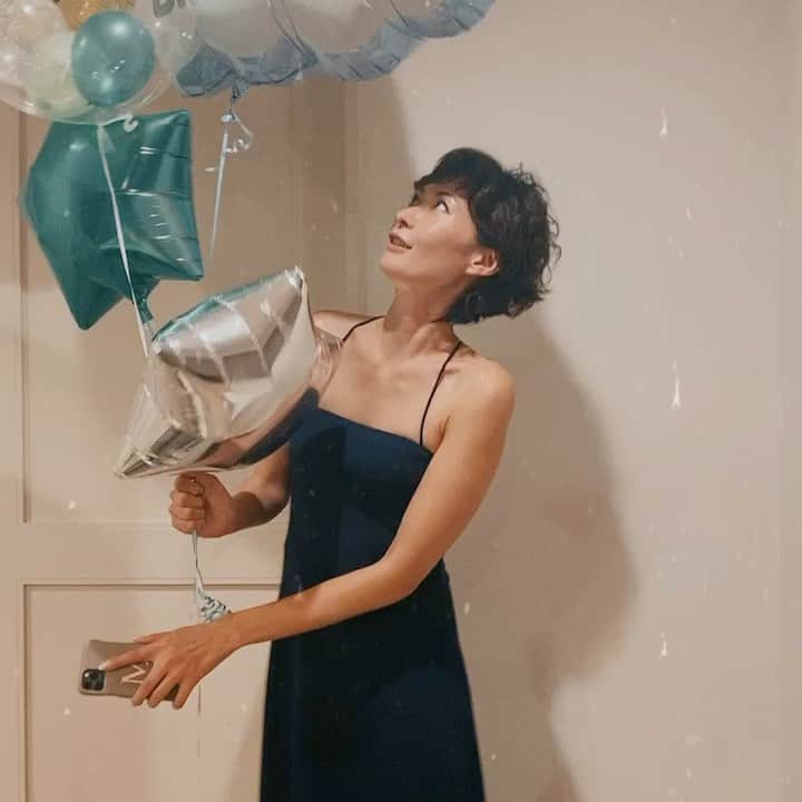 のインスタグラム：「チャーミングな人❤︎ そして美しい。  久しぶりに会えたこのタイミングで、 少し早めのサプライズ^ ^  #fun #happy #love #happybirthday」