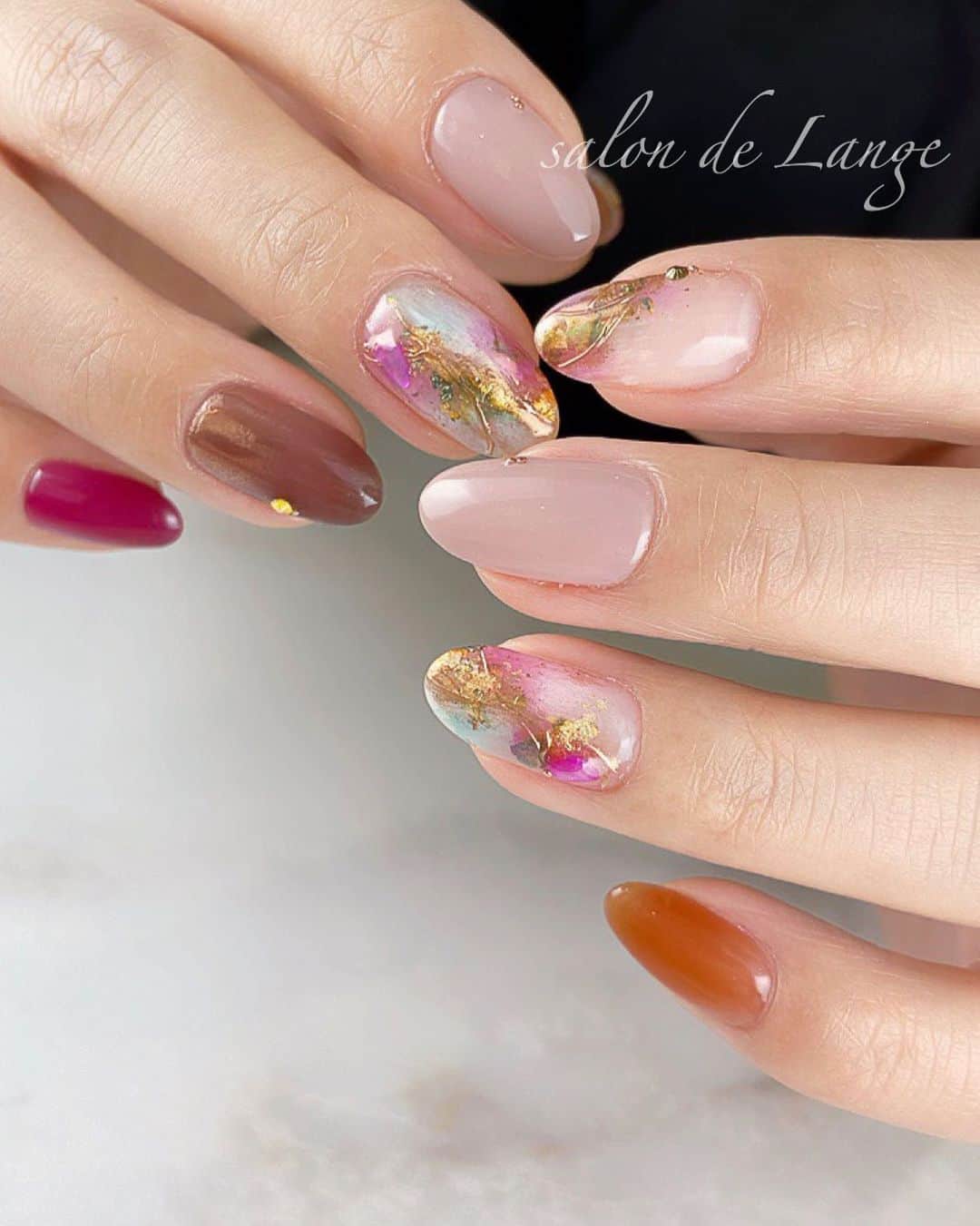 salon de Langeのインスタグラム：「☻* 先日お客様から﻿ ﻿ 「みーみさんのネイルは﻿ 　すっごくエネルギーがありますよね。﻿ 　他でネイルを付けた時と全く違います！！」﻿ ﻿ ﻿ と言われました。﻿ ﻿ ﻿ 「みーみさんのネイルを付けてる時に﻿ 買った指輪、﻿ たまたま他でネイルを﻿ してもらった時に付けたんですけど﻿ 指輪が全く輝かないんです！！」﻿ ﻿ ﻿ 💍ネイリストになって﻿ 初めて言われた﻿ 衝撃的なお言葉でした✨﻿ ﻿ ﻿ ﻿ 今まで、「繊細で綺麗だね」とか﻿ 「アート上手いね」とか「ケアが丁寧だね」﻿ とか沢山のお褒めの言葉をいただいて来ましたが﻿ ﻿ 〝エネルギーが違う〟﻿ ﻿ と言われたのは初めて。﻿ ﻿ 嬉しいを越えて﻿ 震えてしまいました！！！笑﻿ ﻿ ﻿ ﻿ どんな気持ちで相手に接するのか﻿ どんな想いで施術に向かうのか﻿ 施術者の想いや向き合い方で﻿ 付けるネイルが﻿ 変わってくるのかもしれません。﻿ ﻿ ネイルを通して﻿ 相手にエネルギーまで伝えれるって﻿ 本当にすごい。﻿ ﻿ だからこそ嘘がつけない仕事です‼︎﻿ ﻿ ﻿ ﻿ ﻿ こんな風に何年やってても﻿ いつでも﻿ お客様の言葉にやる気をもらいます💪✨﻿ ﻿ ﻿ 最高の最高のお言葉﻿ 本当に嬉しかった！！！﻿ ﻿ ﻿ ﻿ さぁ、今日もがんばろ❤️﻿ ﻿ ﻿ ﻿ mi-mi ♡﻿ _______________________ ﻿ ﻿ ✽.。salon de Lange * .✽﻿ （ ｻﾛﾝﾄﾞﾗﾝｼﾞｪ ）﻿ ﻿ ﻿ ⇩ｽﾀｯﾌ ｲﾝｽﾀｸﾞﾗﾑ⇩﻿ @lange_staff ﻿ ﻿ ◼︎ご予約は﻿ ①📲090-7044-7721﻿ ②salondelange2019@gmail.com﻿ （staff ｲﾝｽﾀのﾄｯﾌﾟﾍﾟｰｼﾞから📩）﻿ ③ﾈｲﾙﾌﾞｯｸ ｱﾌﾟﾘから💅﻿ ﻿ ﻿ 名古屋市中村区名駅3丁目23-6 ﻿ 第二千福ビル3階 🚃名古屋駅から徒歩7分﻿ ﻿ ﻿ #minakoyama ﻿ #salondelange ﻿ #サロンドランジェ﻿ #みーみ﻿ #児山未奈﻿ #お客様ありがとう﻿ #爪に優しいジェル﻿ #パワーベース﻿ #nails﻿ #nailstagram ﻿ #名古屋ネイルサロン ﻿ #名駅ネイルサロン ﻿ #オフィスネイル﻿ #ジェルネイル﻿ #naildesign﻿ #大人ネイル﻿ #名古屋ネイル﻿ ﻿ ﻿ ﻿」