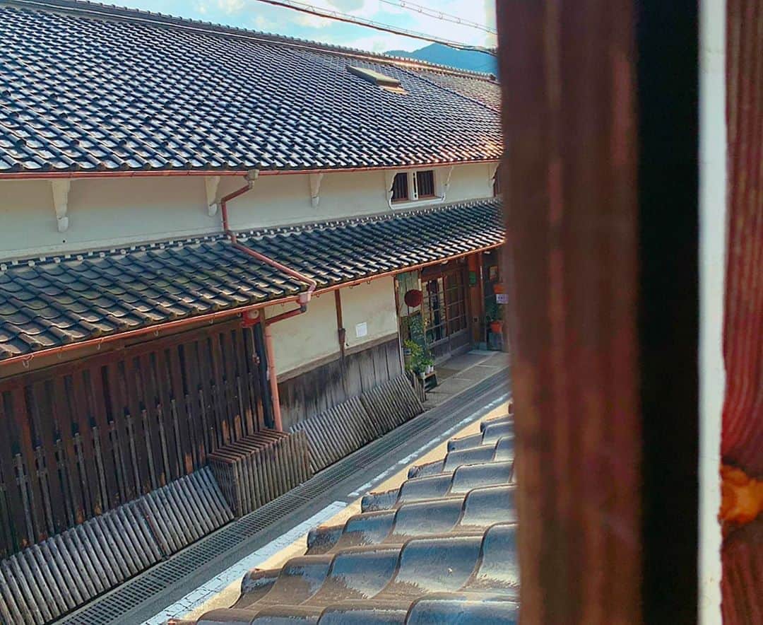 百合華さんのインスタグラム写真 - (百合華Instagram)「兵庫県宍粟市にあるお洒落な京町家ホテル『Yamasaki Ryokan Q 中門前屋(山崎旅館Q)』に宿泊させていただきました✨  この辺りは日本酒発祥の地であるとの事で、お宿の周りには老舗の酒蔵が並んでいて窓からの景色も風情たっぷり🍶💕  素敵なインテリアに囲まれたお部屋でまったり過ごす事が出来ました💖  #japan #日本 #兵庫  #宍粟市  #町屋  #町屋旅館 #町屋ホテル #リノベーション #お洒落 #日本酒発祥の地 #日本酒発祥の地宍粟市  #酒蔵 #酒造 #老舗 #風情 #窓からの景色  #星の町 #天体観測 #タビジョ」8月29日 12時44分 - yurika.lovelily