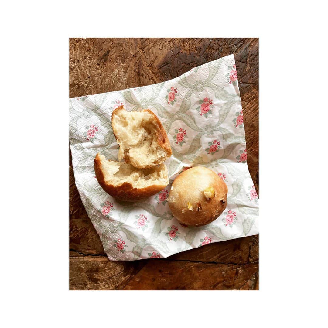 journaleatripのインスタグラム：「. summer homework apple yeast  手があったかいとパンが膨らむなんて言ったかなぁ🤔  まっいいか そんな気もする気持ち発酵。  #とまパン」