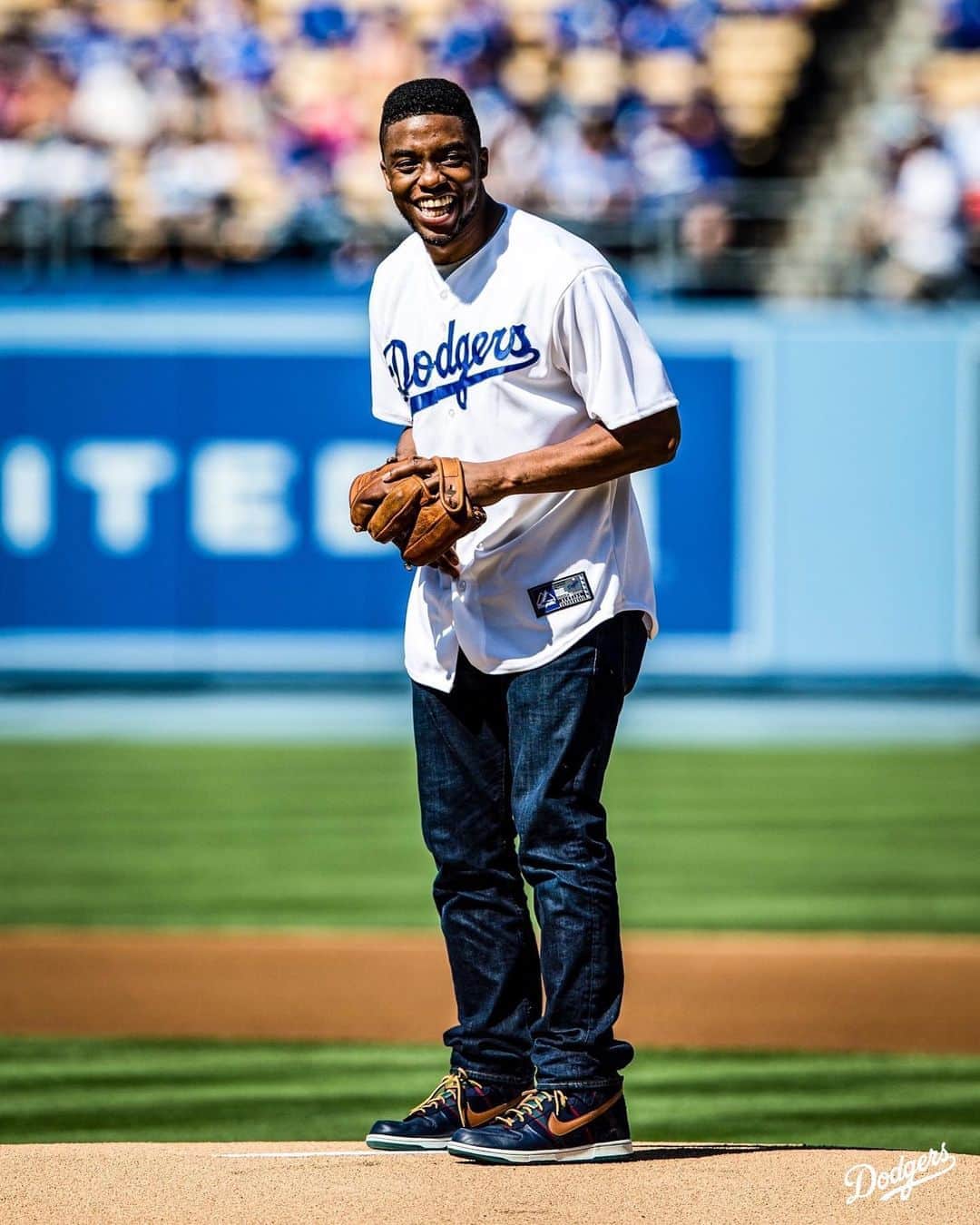 Los Angeles Dodgersさんのインスタグラム写真 - (Los Angeles DodgersInstagram)「From playing legendary figures to becoming one, we’ll never forget your iconic performance as Jackie Robinson and your many inspiring roles. You will be missed, Chadwick Boseman.」8月29日 12時50分 - dodgers