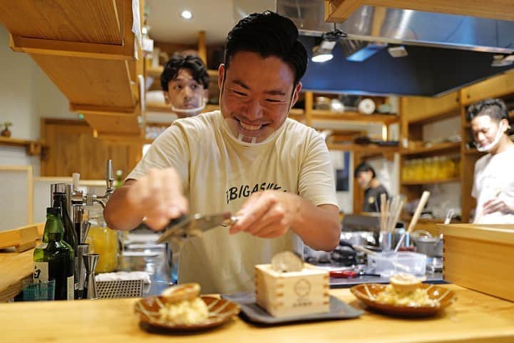 福岡グルメ 福岡ランチ「デビログ」さんのインスタグラム写真 - (福岡グルメ 福岡ランチ「デビログ」Instagram)「テイクアウトでお世話になった『博多天ぷら ながおか』に夜に伺った。 場所は#上人橋通り 沿いでボンラパス薬院六つ角店の近く。 こんな時期だが店内は満席！相変わらずすごい人気やね😆 カウンター席は透明ではないアクリル板で仕切られており、隣の人が見えないので、半個室のようでいい感じ😊👌 まずは「ながおかレモンサワー」から！中だけおかわりする”替玉”は安くなるのはありがたい。 トリュフのポテサラは、たっぷりトリュフをかけてくれるので香りがいいねぇ🙆‍♂️ 和牛やうにの天ぷらなど変わり種もあって楽しい😁 PayPay (ペイペイ) 使える。 テイクアウトも継続中。 . メニュー、他picは「デビログ」に掲載しています。 サイトを見る場合はブラウザで「デビログ」で検索👉 . #博多天ぷらながおか #福岡市中央区今泉 2-4-11 092-752-8200 11:30～15:00 17:00～22:00 定休日：火曜日、水曜日 . ♦️福岡グルメ 福岡ランチの店舗探しならブラウザで「デビログ」で検索👉 ♦️お得な情報やディープな店舗情報はブラウザで「もっとデビログ」で検索👉 . #福岡天ぷら #天ぷらながおか #今泉 #今泉グルメ #今泉ランチ #福岡 #博多 #fukuokapics #fukuoka #fukuokacity #hakata #fukuokagourmet #IGersJP #ig_japan #福岡グルメ #福岡ランチ #福岡ごはん #福岡ご飯 #食べログ福岡 #福岡飯 #福岡食べ歩き #福岡インスタグルメ #インスタグルメ福岡」8月29日 12時53分 - devi_takahashi
