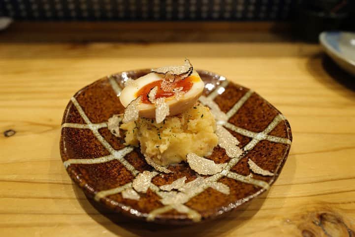 福岡グルメ 福岡ランチ「デビログ」さんのインスタグラム写真 - (福岡グルメ 福岡ランチ「デビログ」Instagram)「テイクアウトでお世話になった『博多天ぷら ながおか』に夜に伺った。 場所は#上人橋通り 沿いでボンラパス薬院六つ角店の近く。 こんな時期だが店内は満席！相変わらずすごい人気やね😆 カウンター席は透明ではないアクリル板で仕切られており、隣の人が見えないので、半個室のようでいい感じ😊👌 まずは「ながおかレモンサワー」から！中だけおかわりする”替玉”は安くなるのはありがたい。 トリュフのポテサラは、たっぷりトリュフをかけてくれるので香りがいいねぇ🙆‍♂️ 和牛やうにの天ぷらなど変わり種もあって楽しい😁 PayPay (ペイペイ) 使える。 テイクアウトも継続中。 . メニュー、他picは「デビログ」に掲載しています。 サイトを見る場合はブラウザで「デビログ」で検索👉 . #博多天ぷらながおか #福岡市中央区今泉 2-4-11 092-752-8200 11:30～15:00 17:00～22:00 定休日：火曜日、水曜日 . ♦️福岡グルメ 福岡ランチの店舗探しならブラウザで「デビログ」で検索👉 ♦️お得な情報やディープな店舗情報はブラウザで「もっとデビログ」で検索👉 . #福岡天ぷら #天ぷらながおか #今泉 #今泉グルメ #今泉ランチ #福岡 #博多 #fukuokapics #fukuoka #fukuokacity #hakata #fukuokagourmet #IGersJP #ig_japan #福岡グルメ #福岡ランチ #福岡ごはん #福岡ご飯 #食べログ福岡 #福岡飯 #福岡食べ歩き #福岡インスタグルメ #インスタグルメ福岡」8月29日 12時53分 - devi_takahashi