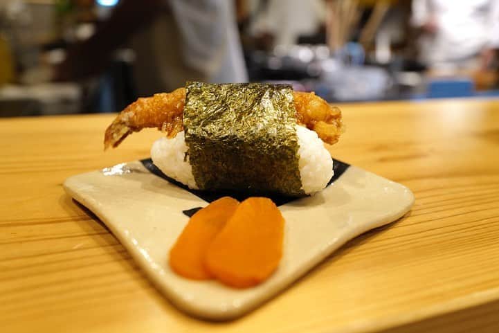 福岡グルメ 福岡ランチ「デビログ」さんのインスタグラム写真 - (福岡グルメ 福岡ランチ「デビログ」Instagram)「テイクアウトでお世話になった『博多天ぷら ながおか』に夜に伺った。 場所は#上人橋通り 沿いでボンラパス薬院六つ角店の近く。 こんな時期だが店内は満席！相変わらずすごい人気やね😆 カウンター席は透明ではないアクリル板で仕切られており、隣の人が見えないので、半個室のようでいい感じ😊👌 まずは「ながおかレモンサワー」から！中だけおかわりする”替玉”は安くなるのはありがたい。 トリュフのポテサラは、たっぷりトリュフをかけてくれるので香りがいいねぇ🙆‍♂️ 和牛やうにの天ぷらなど変わり種もあって楽しい😁 PayPay (ペイペイ) 使える。 テイクアウトも継続中。 . メニュー、他picは「デビログ」に掲載しています。 サイトを見る場合はブラウザで「デビログ」で検索👉 . #博多天ぷらながおか #福岡市中央区今泉 2-4-11 092-752-8200 11:30～15:00 17:00～22:00 定休日：火曜日、水曜日 . ♦️福岡グルメ 福岡ランチの店舗探しならブラウザで「デビログ」で検索👉 ♦️お得な情報やディープな店舗情報はブラウザで「もっとデビログ」で検索👉 . #福岡天ぷら #天ぷらながおか #今泉 #今泉グルメ #今泉ランチ #福岡 #博多 #fukuokapics #fukuoka #fukuokacity #hakata #fukuokagourmet #IGersJP #ig_japan #福岡グルメ #福岡ランチ #福岡ごはん #福岡ご飯 #食べログ福岡 #福岡飯 #福岡食べ歩き #福岡インスタグルメ #インスタグルメ福岡」8月29日 12時53分 - devi_takahashi