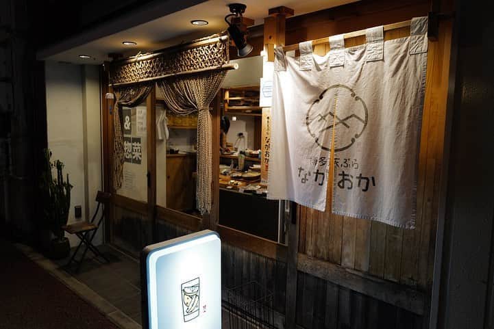 福岡グルメ 福岡ランチ「デビログ」さんのインスタグラム写真 - (福岡グルメ 福岡ランチ「デビログ」Instagram)「テイクアウトでお世話になった『博多天ぷら ながおか』に夜に伺った。 場所は#上人橋通り 沿いでボンラパス薬院六つ角店の近く。 こんな時期だが店内は満席！相変わらずすごい人気やね😆 カウンター席は透明ではないアクリル板で仕切られており、隣の人が見えないので、半個室のようでいい感じ😊👌 まずは「ながおかレモンサワー」から！中だけおかわりする”替玉”は安くなるのはありがたい。 トリュフのポテサラは、たっぷりトリュフをかけてくれるので香りがいいねぇ🙆‍♂️ 和牛やうにの天ぷらなど変わり種もあって楽しい😁 PayPay (ペイペイ) 使える。 テイクアウトも継続中。 . メニュー、他picは「デビログ」に掲載しています。 サイトを見る場合はブラウザで「デビログ」で検索👉 . #博多天ぷらながおか #福岡市中央区今泉 2-4-11 092-752-8200 11:30～15:00 17:00～22:00 定休日：火曜日、水曜日 . ♦️福岡グルメ 福岡ランチの店舗探しならブラウザで「デビログ」で検索👉 ♦️お得な情報やディープな店舗情報はブラウザで「もっとデビログ」で検索👉 . #福岡天ぷら #天ぷらながおか #今泉 #今泉グルメ #今泉ランチ #福岡 #博多 #fukuokapics #fukuoka #fukuokacity #hakata #fukuokagourmet #IGersJP #ig_japan #福岡グルメ #福岡ランチ #福岡ごはん #福岡ご飯 #食べログ福岡 #福岡飯 #福岡食べ歩き #福岡インスタグルメ #インスタグルメ福岡」8月29日 12時53分 - devi_takahashi