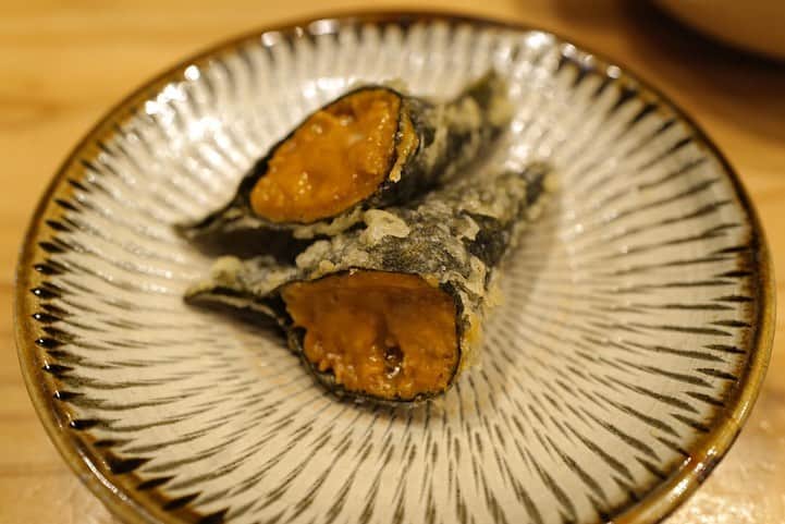 福岡グルメ 福岡ランチ「デビログ」さんのインスタグラム写真 - (福岡グルメ 福岡ランチ「デビログ」Instagram)「テイクアウトでお世話になった『博多天ぷら ながおか』に夜に伺った。 場所は#上人橋通り 沿いでボンラパス薬院六つ角店の近く。 こんな時期だが店内は満席！相変わらずすごい人気やね😆 カウンター席は透明ではないアクリル板で仕切られており、隣の人が見えないので、半個室のようでいい感じ😊👌 まずは「ながおかレモンサワー」から！中だけおかわりする”替玉”は安くなるのはありがたい。 トリュフのポテサラは、たっぷりトリュフをかけてくれるので香りがいいねぇ🙆‍♂️ 和牛やうにの天ぷらなど変わり種もあって楽しい😁 PayPay (ペイペイ) 使える。 テイクアウトも継続中。 . メニュー、他picは「デビログ」に掲載しています。 サイトを見る場合はブラウザで「デビログ」で検索👉 . #博多天ぷらながおか #福岡市中央区今泉 2-4-11 092-752-8200 11:30～15:00 17:00～22:00 定休日：火曜日、水曜日 . ♦️福岡グルメ 福岡ランチの店舗探しならブラウザで「デビログ」で検索👉 ♦️お得な情報やディープな店舗情報はブラウザで「もっとデビログ」で検索👉 . #福岡天ぷら #天ぷらながおか #今泉 #今泉グルメ #今泉ランチ #福岡 #博多 #fukuokapics #fukuoka #fukuokacity #hakata #fukuokagourmet #IGersJP #ig_japan #福岡グルメ #福岡ランチ #福岡ごはん #福岡ご飯 #食べログ福岡 #福岡飯 #福岡食べ歩き #福岡インスタグルメ #インスタグルメ福岡」8月29日 12時53分 - devi_takahashi