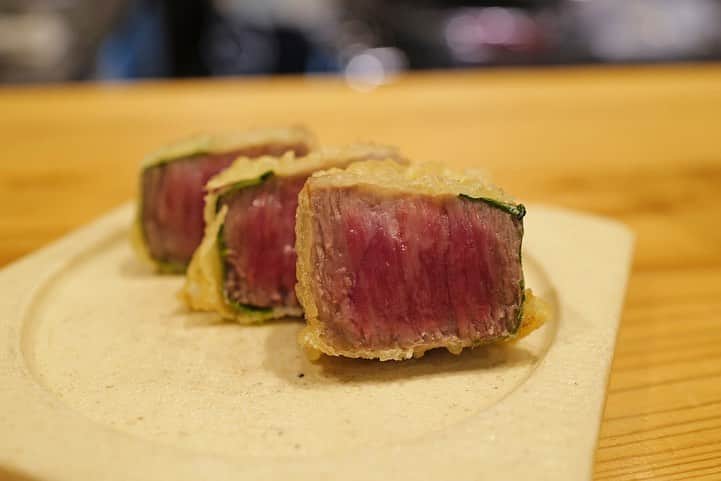福岡グルメ 福岡ランチ「デビログ」さんのインスタグラム写真 - (福岡グルメ 福岡ランチ「デビログ」Instagram)「テイクアウトでお世話になった『博多天ぷら ながおか』に夜に伺った。 場所は#上人橋通り 沿いでボンラパス薬院六つ角店の近く。 こんな時期だが店内は満席！相変わらずすごい人気やね😆 カウンター席は透明ではないアクリル板で仕切られており、隣の人が見えないので、半個室のようでいい感じ😊👌 まずは「ながおかレモンサワー」から！中だけおかわりする”替玉”は安くなるのはありがたい。 トリュフのポテサラは、たっぷりトリュフをかけてくれるので香りがいいねぇ🙆‍♂️ 和牛やうにの天ぷらなど変わり種もあって楽しい😁 PayPay (ペイペイ) 使える。 テイクアウトも継続中。 . メニュー、他picは「デビログ」に掲載しています。 サイトを見る場合はブラウザで「デビログ」で検索👉 . #博多天ぷらながおか #福岡市中央区今泉 2-4-11 092-752-8200 11:30～15:00 17:00～22:00 定休日：火曜日、水曜日 . ♦️福岡グルメ 福岡ランチの店舗探しならブラウザで「デビログ」で検索👉 ♦️お得な情報やディープな店舗情報はブラウザで「もっとデビログ」で検索👉 . #福岡天ぷら #天ぷらながおか #今泉 #今泉グルメ #今泉ランチ #福岡 #博多 #fukuokapics #fukuoka #fukuokacity #hakata #fukuokagourmet #IGersJP #ig_japan #福岡グルメ #福岡ランチ #福岡ごはん #福岡ご飯 #食べログ福岡 #福岡飯 #福岡食べ歩き #福岡インスタグルメ #インスタグルメ福岡」8月29日 12時53分 - devi_takahashi
