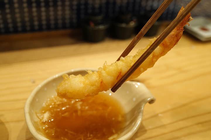 福岡グルメ 福岡ランチ「デビログ」さんのインスタグラム写真 - (福岡グルメ 福岡ランチ「デビログ」Instagram)「テイクアウトでお世話になった『博多天ぷら ながおか』に夜に伺った。 場所は#上人橋通り 沿いでボンラパス薬院六つ角店の近く。 こんな時期だが店内は満席！相変わらずすごい人気やね😆 カウンター席は透明ではないアクリル板で仕切られており、隣の人が見えないので、半個室のようでいい感じ😊👌 まずは「ながおかレモンサワー」から！中だけおかわりする”替玉”は安くなるのはありがたい。 トリュフのポテサラは、たっぷりトリュフをかけてくれるので香りがいいねぇ🙆‍♂️ 和牛やうにの天ぷらなど変わり種もあって楽しい😁 PayPay (ペイペイ) 使える。 テイクアウトも継続中。 . メニュー、他picは「デビログ」に掲載しています。 サイトを見る場合はブラウザで「デビログ」で検索👉 . #博多天ぷらながおか #福岡市中央区今泉 2-4-11 092-752-8200 11:30～15:00 17:00～22:00 定休日：火曜日、水曜日 . ♦️福岡グルメ 福岡ランチの店舗探しならブラウザで「デビログ」で検索👉 ♦️お得な情報やディープな店舗情報はブラウザで「もっとデビログ」で検索👉 . #福岡天ぷら #天ぷらながおか #今泉 #今泉グルメ #今泉ランチ #福岡 #博多 #fukuokapics #fukuoka #fukuokacity #hakata #fukuokagourmet #IGersJP #ig_japan #福岡グルメ #福岡ランチ #福岡ごはん #福岡ご飯 #食べログ福岡 #福岡飯 #福岡食べ歩き #福岡インスタグルメ #インスタグルメ福岡」8月29日 12時53分 - devi_takahashi