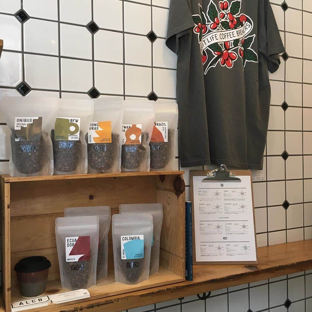 ABOUT LIFE COFFEE BREWERSさんのインスタグラム写真 - (ABOUT LIFE COFFEE BREWERSInstagram)「・﻿ BEANS WEEKは明日8/30までです！﻿ コーヒー豆200g購入で1ドリンクサービスなので、この機会にぜひお試しください😊☕️✨﻿ ﻿ BEANS WEEK until tomorrow！﻿ If you get 200g coffee beans, you can get 1 drink！🌻🌻🌻﻿ ﻿ #aboutlifecoffeebrewers #aboutlifecoffee #onibuscoffee #onibuscoffeenakameguro #ratiocoffeeandcycle #akitocoffee #stylecoffee #specialtycoffee #tokyocoffee #tokyocafe #shibuya #tokyo」8月29日 12時55分 - aboutlifecoffeebrewers