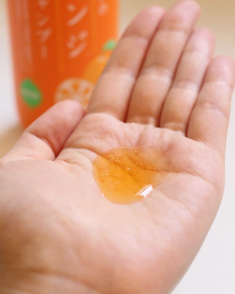 石澤研究所さんのインスタグラム写真 - (石澤研究所Instagram)「. いつも幸せな気持ちにしてくれるから お風呂の時間が待ち遠しくて恋しくて…  ふわぁっと広がるオレンジの香り お肌にやさしいこだわり処方 ベタつく頭皮もすっきりの洗浄力 いつまでも触りたくなるさらさら髪  もう離れられないかも。  #あなたでいいじゃなくてあなたがいい #植物生まれのオレンジ地肌シャンプーN  🛁お知らせ✨ 8/31のご注文分まで送料無料でお届けします。このお得な機会に、1998年生まれのロングセラーシャンプーをぜひチェックしてみてくださいね。  #植物生まれ #植物生まれのオレンジ地肌シャンプー #オレンジ地肌シャンプーN #オレンジ地肌シャンプー #オレンジシャンプー #シャンプー #ヘアケア #弱酸性 #ノンシリコン #コスメ #石澤研究所」8月29日 13時07分 - ishizawalab