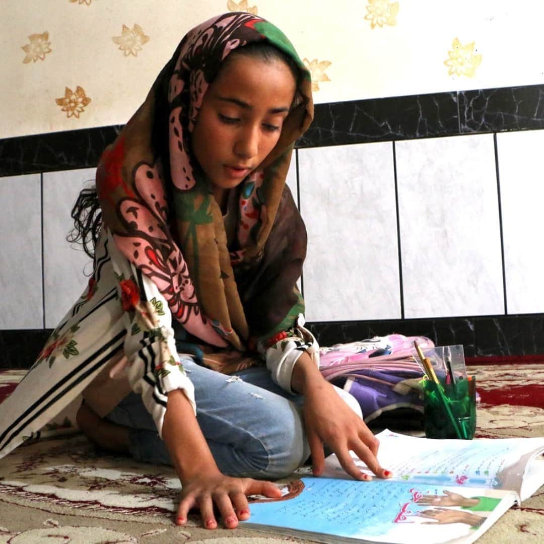 unicefさんのインスタグラム写真 - (unicefInstagram)「Nine-year-old Marjan is doing her best to learn from home in Iran, even without a computer or phone.  Access to a quality education should be universal. School closures during #COVID19 have had the hardest impact on vulnerable children who have less access to the internet and learning materials.  As schools reopen, UNICEF is calling on governments to double down on learning support for the most marginalized children, especially those living in poverty and in rural areas. Together with partners, we must reimagine a world where every child has an equal opportunity to learn.  © UNICEF/UNI344454」8月29日 13時10分 - unicef