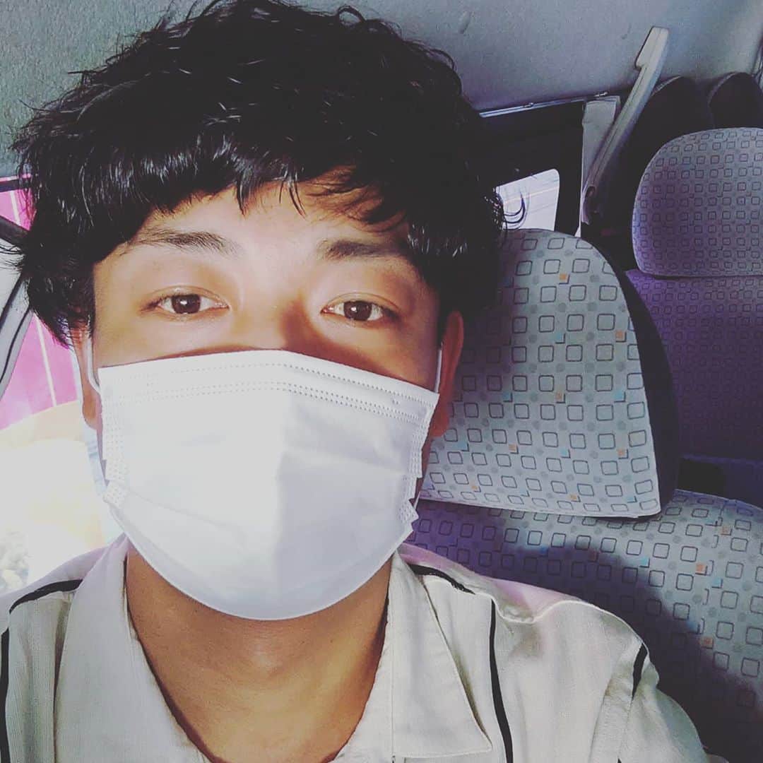 中村昌也のインスタグラム：「炎天下ロケですわ！！  暑い〜！おしりは病院に行って治療しました。。。。まだ軽く痛みはあるが…持ってくれおしり。。。 #前髪#きりすぎた」