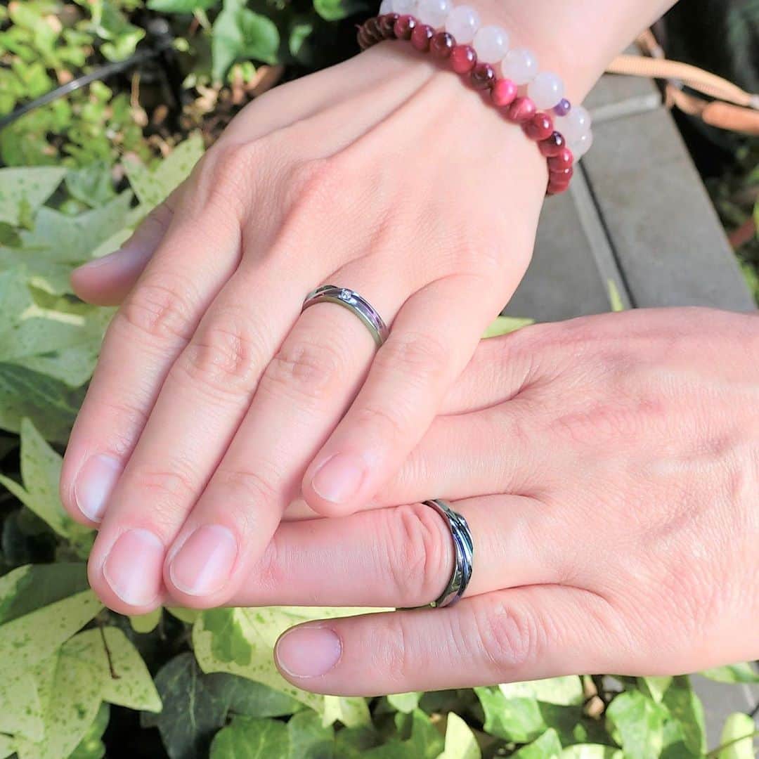 SORA ≪SORA表参道の公式アカウント≫さんのインスタグラム写真 - (SORA ≪SORA表参道の公式アカウント≫Instagram)「ふたりの指輪を重ねると「カンパーイ！」と声が聞こえてきそう🍻✨  指輪の内側なら、遊び心を込めても素敵ですよね！ . . . ぜひ『#結婚指輪sora 』のハッシュタグで SORAの写真を投稿してくださいね！ こちらのアカウントでリグラムさせていただきます♪ . #結婚指輪 #婚約指輪 #表参道 #鍛造 #金属アレルギー #金属アレルギー対応 #レアメタル #フルオーダー #手作り指輪 #結婚指輪探し  #マリッジリング #エンゲージリング #ブライダル #ウェディング #プレ花嫁 #bridal #wedding #jewelry #creative #design #japaneseart #madeinjapan #2020秋婚 #2020冬婚 #2020wedding #ジルコニウム #ジルコニウムカラー #ビール #手書き刻印」8月29日 13時13分 - sora_omotesando