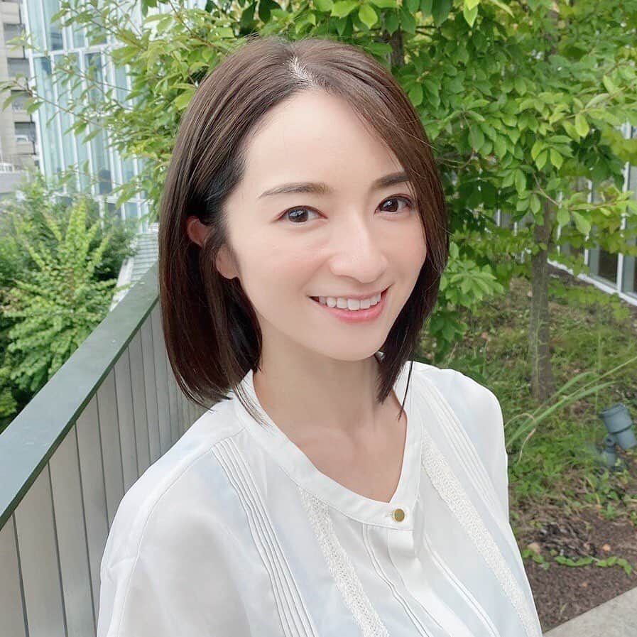 Mayuko Watanabe 渡辺真由子さんのインスタグラム写真 - (Mayuko Watanabe 渡辺真由子Instagram)「出産してからやっと行けた美容院✨ 表参道にある #zacc へ(  ˊᵕˋ )♡ 3ヶ月以上行けなかったのでプリンも凄いし、髪もパサパサ(´×ω×`) いつもお願いしている @yanagi_daira さんに、 『カラーに行けなくても目立たないけど真っ黒ではない暗めカラーと、結べるけど今より短くお願いしたく、あとはお任せします』とお願いして笑、理想的な色と長さになりました🥰💕 トリートメント効果で髪もツヤツヤです😊👍産後のせいで髪質変わったのかまだうねりは出るそうなのでまた時間ができたらうねりも直したいものです😅✨ @yanagi_daira さん、ありがとうございました(*´︶`*)♡ #表参道#美容院#大人ボブ#ボブ#ボブヘアー#mama#ママ#出産#新生児#子育て中#男の子ママ#二児ママ#ママコーデ#授乳コーデ#令和2年ベビー#5月生まれ#5月生まれ男の子」8月29日 13時13分 - watanabe_mayuko