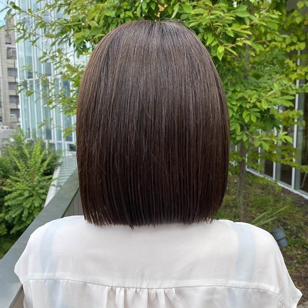 Mayuko Watanabe 渡辺真由子さんのインスタグラム写真 - (Mayuko Watanabe 渡辺真由子Instagram)「出産してからやっと行けた美容院✨ 表参道にある #zacc へ(  ˊᵕˋ )♡ 3ヶ月以上行けなかったのでプリンも凄いし、髪もパサパサ(´×ω×`) いつもお願いしている @yanagi_daira さんに、 『カラーに行けなくても目立たないけど真っ黒ではない暗めカラーと、結べるけど今より短くお願いしたく、あとはお任せします』とお願いして笑、理想的な色と長さになりました🥰💕 トリートメント効果で髪もツヤツヤです😊👍産後のせいで髪質変わったのかまだうねりは出るそうなのでまた時間ができたらうねりも直したいものです😅✨ @yanagi_daira さん、ありがとうございました(*´︶`*)♡ #表参道#美容院#大人ボブ#ボブ#ボブヘアー#mama#ママ#出産#新生児#子育て中#男の子ママ#二児ママ#ママコーデ#授乳コーデ#令和2年ベビー#5月生まれ#5月生まれ男の子」8月29日 13時13分 - watanabe_mayuko