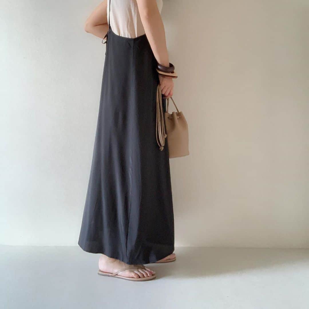 eve_mi_nさんのインスタグラム写真 - (eve_mi_nInstagram)「+ もうすぐ9月 でもまだまだ暑いのでノースリーブ  スカートは肩紐の長さを調整出来て、 丈の長さが変えられるので 色んな身長の人が着られます。 高身長にも有り難い✨  skirt&bag:@merci317 tops:@hanes @biotop_official sandals:@tkees」8月29日 18時46分 - eve_mi_n