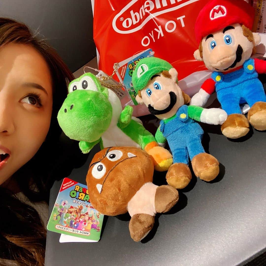阿部真央のインスタグラム：「こんばんは🙋‍♀️  今日はこのあと生配信ライブです‼️ 無料でご覧いただけます✨ 阿部真央のステージは19:15〜です♪  同じステージでは高橋優さんと順番こだよ‼️ 今日の私の会場のオーディエンスはこの子たちです☀️皆さんは画面の向こうでよろしくお願いします♡  「SPACE SHOWER SWEET LOVE SHARE supported by au 5G LIVE」  まお  #ラブシェ #阿部真央」