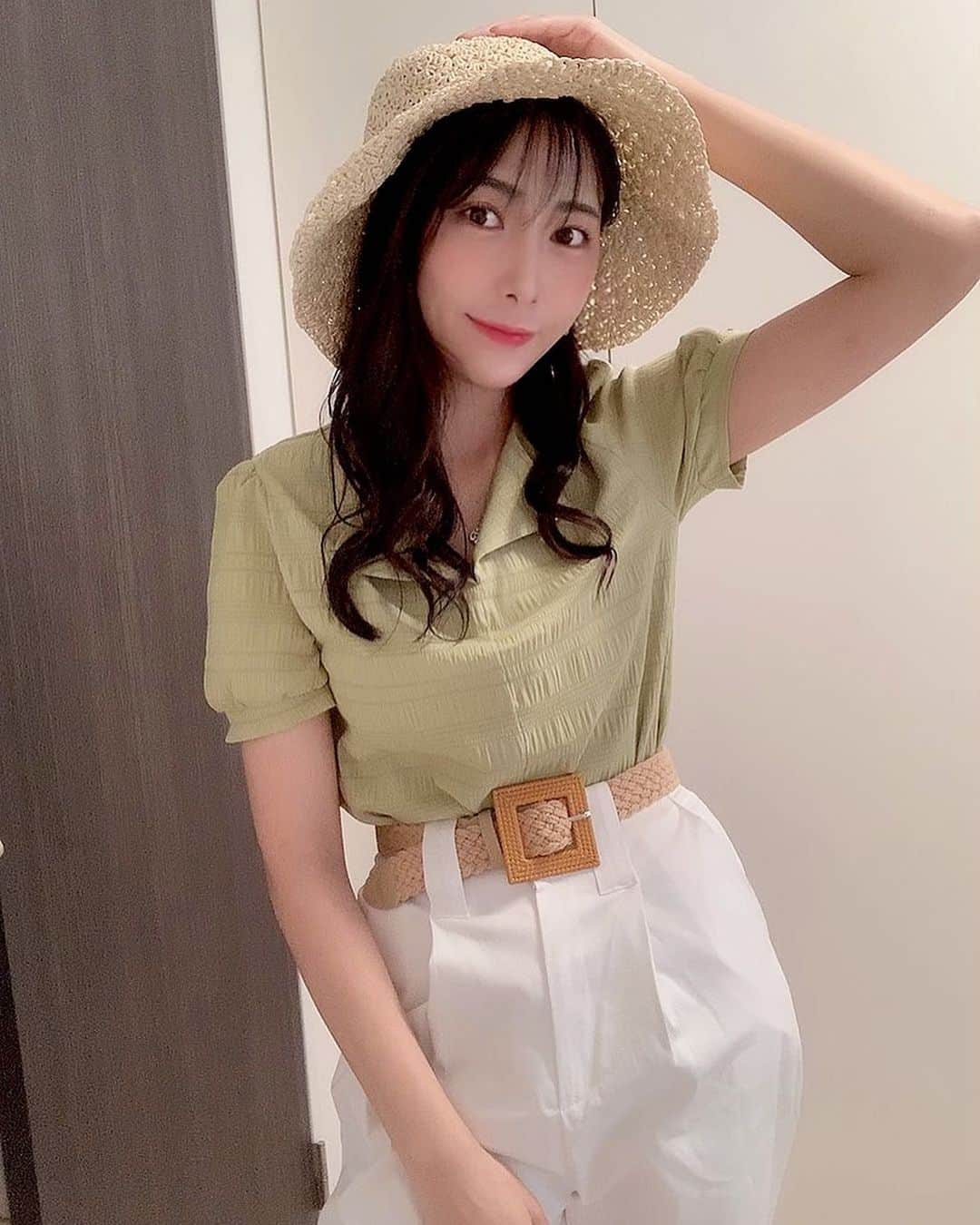 のインスタグラム：「. 夏スタイル。 麦わら帽子👒ずっと欲しかったんだけど 気にいるのがなくてやっと見つけた！ 私がかぶっても田舎者の女の子っぽくならないのは珍しい笑 #muu.ってブランドだょ💓 . . . お洋服はまた#dholic のものです👗💕 最近グリーンもすき❤︎ . . 指輪は#hermes だょ💍 . . .  #夏コーデ #summeroutfits #コーデ #セットアップ #セットアップコーデ  #ファッション #ファッションコーデ #fashion #outfit #coordinate  #instagood #instalike  #dholic #naunau #ディーホリック  #フォロー #フォローミー #follow #followｍe  #自撮り #セルフィー #自撮り女子  #グラドル私服 #オフなグラドル #グラビアアイドル #グラドル #グラドル自撮り部」