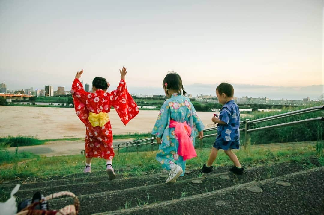 石井寛子のインスタグラム：「浴衣三人揃い👘 子供の浴衣姿って たまらなくかわいい✨  今年はお祭りもなかったので 花火あそび着用で集合🎆  花火撮影 まだまだ修行が必要。ふむ。  のんびりと河川敷で 日暮れを待つ この上ない、ぜいたくなひととき。」