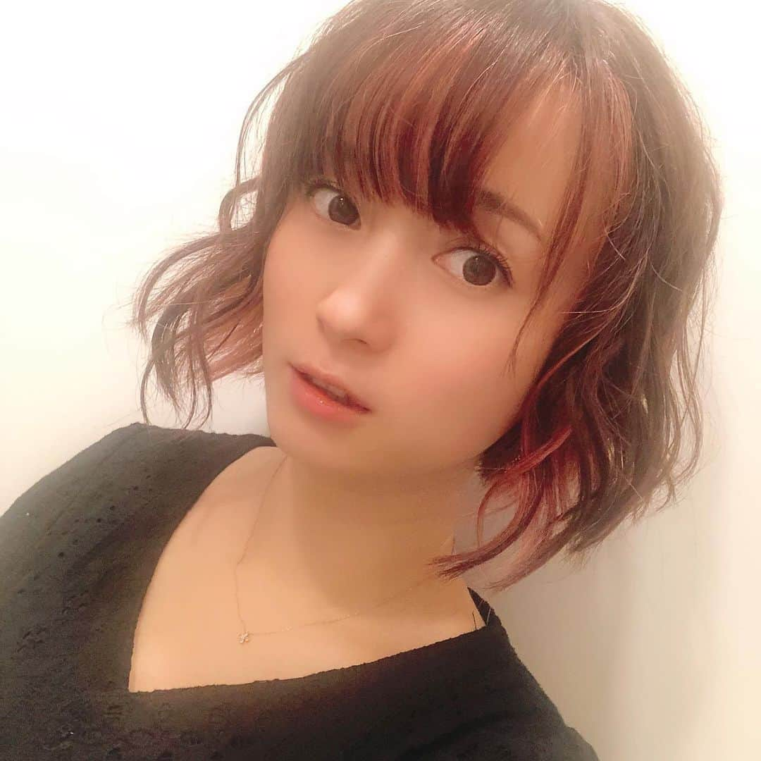 たかはしゆいさんのインスタグラム写真 - (たかはしゆいInstagram)「・ お仕事で久しぶりに巻いてもらいましたぁ！！ ・ ショートだとなかなか自分で巻けないからメイクさんに感謝です🥰❤️ ・ そして、 9月1日(火)25:00〜放送予定 激！今夜もドル箱 に出演させていただきます😊 ぜひ観てください🌸 ・ #激今夜もドル箱 #今夜もドル箱  #テレビ東京 #たかはしゆい  #パチンコ番組」8月29日 18時43分 - t.yuirin