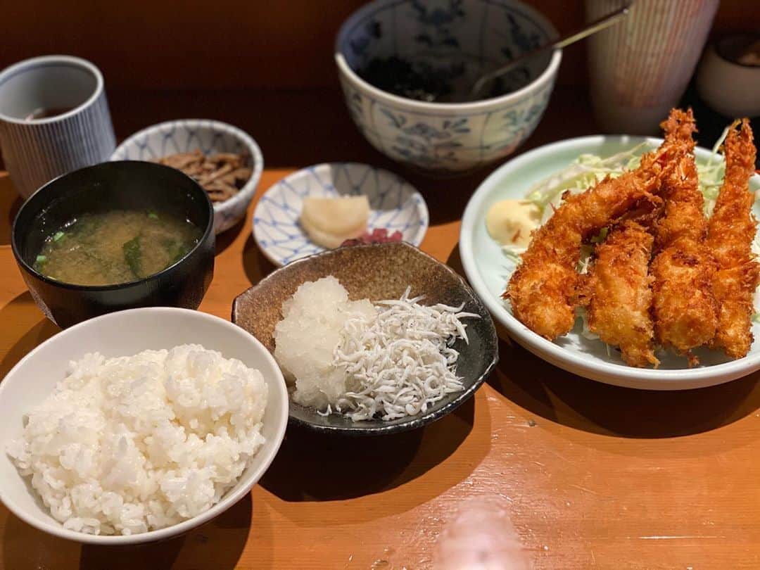 内田朝陽さんのインスタグラム写真 - (内田朝陽Instagram)「海老フライ定食を頂きました。 ・ #海老フライ　#定食　#醤油派　#タルタルソース　#shrimp」8月29日 18時45分 - asahi_uchida