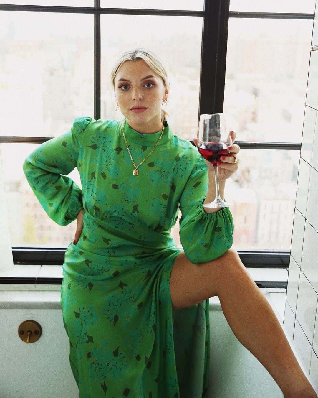 Estée Lalondeのインスタグラム：「I’m kinda bored. You? 🍷 #esteelalondeXdaisy」