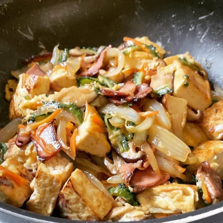 のインスタグラム：「今夜は  焼豚で #ゴーヤチャンプルー  #ゴーヤ#島豆腐#焼豚#玉ねぎ#椎茸#人参#卵」