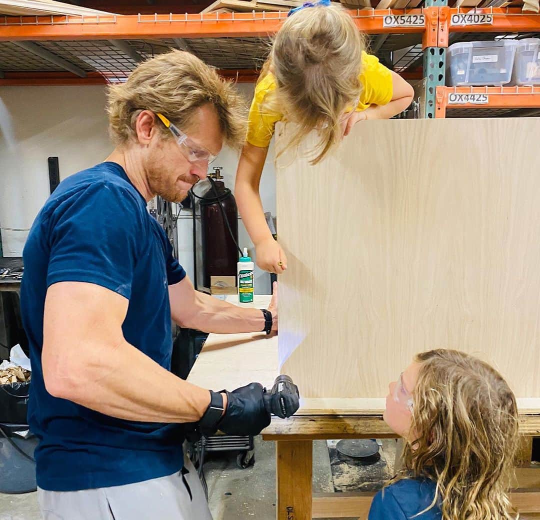 ダニエラ・ルーアのインスタグラム：「Kids getting pumped for the new school year at home... by building their own desks 😊 💻🏠💻🏠💻🏠💻🏠💻🏠💻🏠 As crias sentem-se entusiasmadas para começar o ano lectivo em casa... construindo as próprias secretárias 😊 . #bestdaddy #familytime #1stgrade #preK #river #sierra #building #wood #desk」