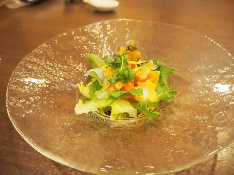 のインスタグラム：「節目の記念日にホテルランチで中華を🥟🍽 いつも嵐のような食卓なので、 コースをゆっくり食べられるなんて至福でした🤤 ケーキは自宅でみんなで🧁🍰🍮 . . . #富翠珠  #ホテルランチ  #ホテル中華  #中華ランチ  #記念日ランチ  #木婚式  #木婚式というらしい  #anniversary #anniversarylunch #weddinganniversary」