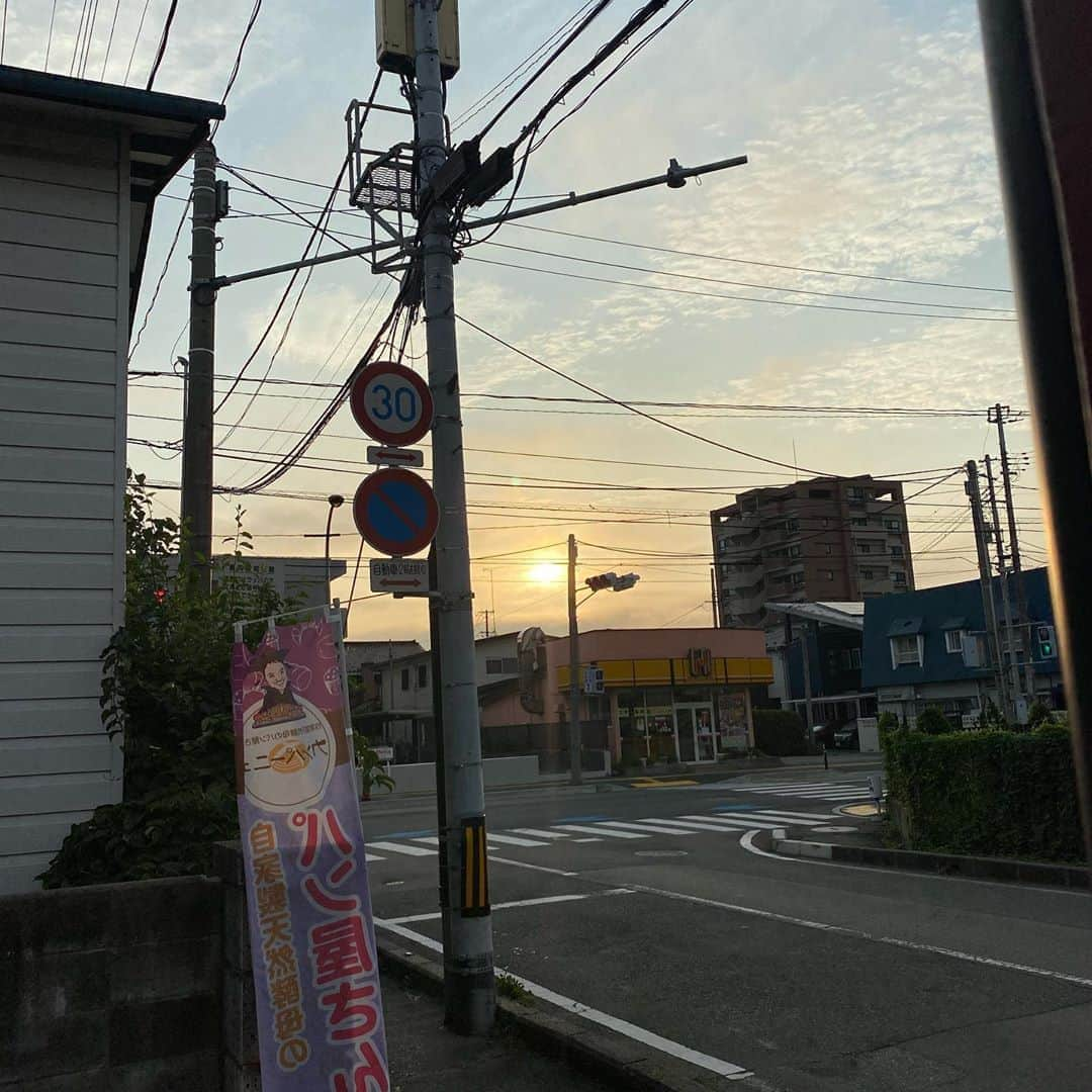 魔女菅原さんのインスタグラム写真 - (魔女菅原Instagram)「朝5時ごろの盛岡市上田。 カンパーニュの扉は真東なので、朝日は遮るものもなく真っ直ぐに入ってきます。  #朝が好き　#日常写真　#魔女菅原」8月29日 13時30分 - hatsuyosugawara