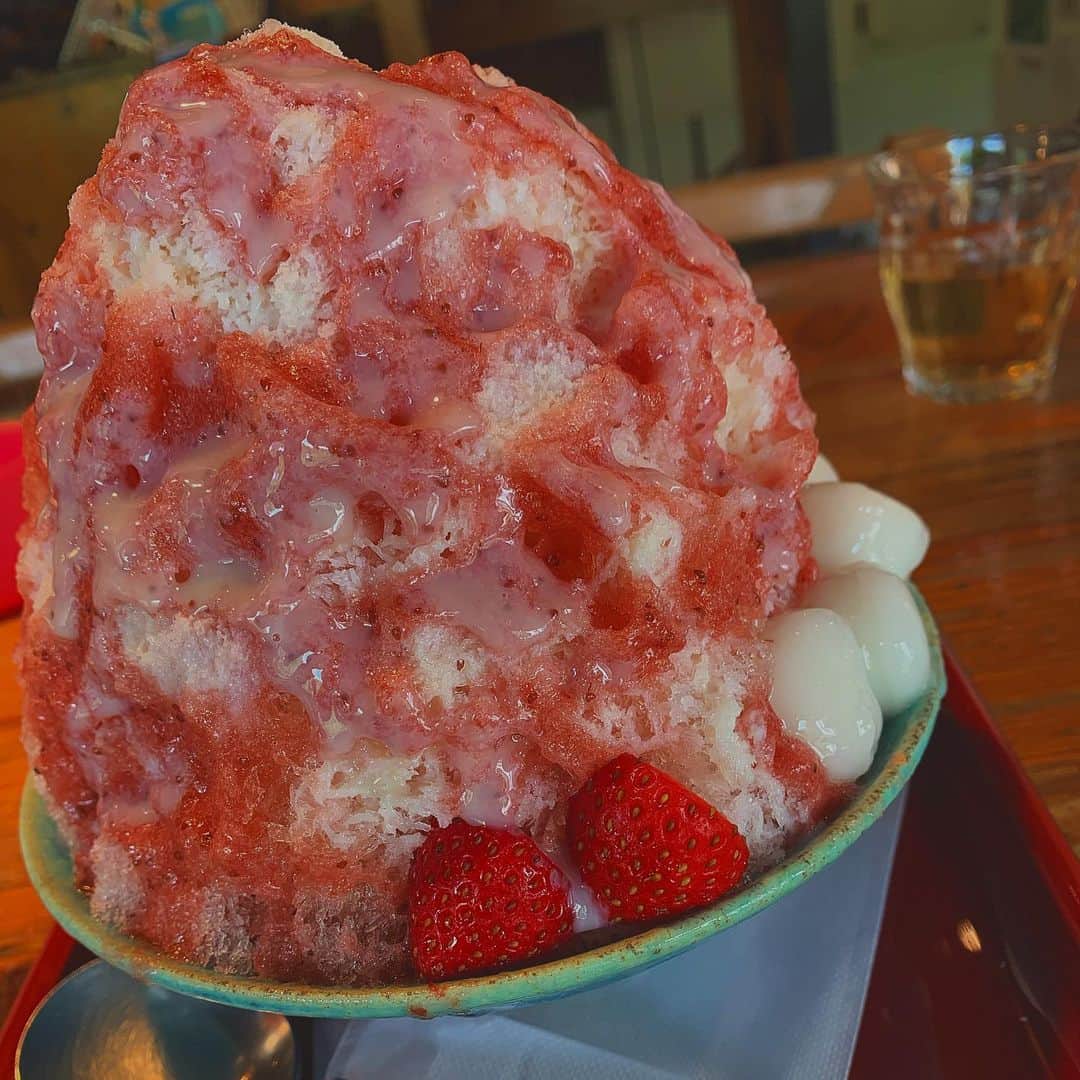 透水さらささんのインスタグラム写真 - (透水さらさInstagram)「Summer Memories、、、🏄‍♀️🎇👘🍉🎐﻿ ﻿ ﻿ 今年はそんなに無いですわね😂﻿ 例年の楽しい夏が恋しい、、、﻿ ﻿ ﻿ カメラマンになる事が多いので、自分の写真もなく、あってもほとんどマスク😷﻿ ﻿ 奇跡的にマスクを外して撮った写真がありました🤳﻿ ﻿ そして、今年食べて美味しかった冷たい🧊スイーツ🍨🍧の写真。﻿ ﻿ 夏が大好きな私ですが、今年の猛暑と、イベントがほとんど無い夏なら、もうそろそろ秋になってくれないかな、、、と日々感じております﻿ 🥵☀️﻿ そう感じている方も多いはず😅﻿ ﻿ ﻿ 皆様も熱中症、感染対策、気をつけながら元気にお過ごし下さい😌♡ #夏 #summermemories  #かき氷#メロンアイス」8月29日 13時34分 - sarasarasarasa0623