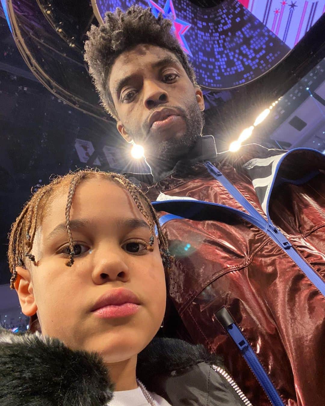 ファボラスのインスタグラム：「Thank You for being as cool as you were this day & taking a selfie with my son at All Star Weekend in Chicago. Lord Knows what you were going thru in this time,  but you helped me make my son’s birthday weekend special. 🙏🏾 Grateful that my son got the opportunity to meet you as he looks at you now as a Hero on & off screen!!  REST IN POWER @chadwickboseman」