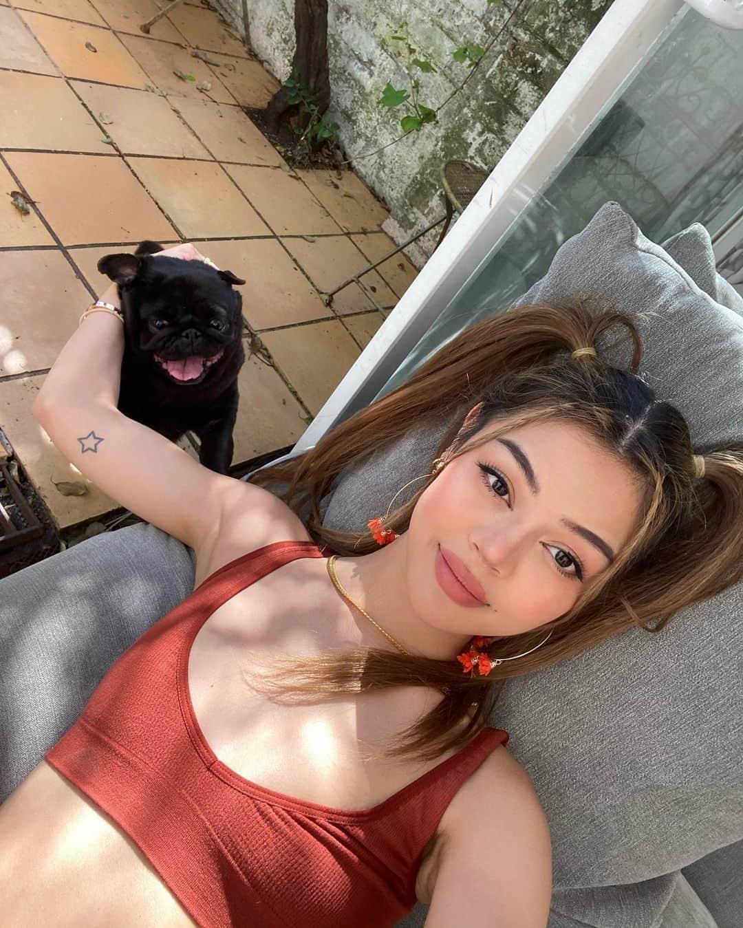 リリーマイマックのインスタグラム：「You know how they say dogs look like their owners? 😂 it’s trueeeee」