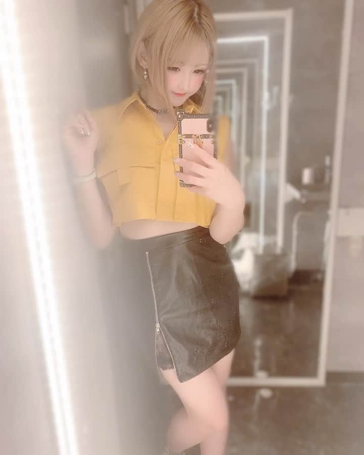 のインスタグラム：「春夏秋冬で一番すきなのは秋です🍁💕✨ 早く秋にならないかなー♡ 温泉で癒されたい♡🍂✨ 今年はレザーが流行るからもう先取りしてみました🐰⭐️✨ たまには全身コーデとか載せていこうかな🥰  #新宿#歌舞伎町#六本木#銀座#西麻布#沖縄#北海道#きいろ#秋#温泉#旅行#紅葉#dior#luisvuitton #harrywinston fashion#ootd#mekeup#bar#happy#sexy#girl#diet#ダイエット#美容師」