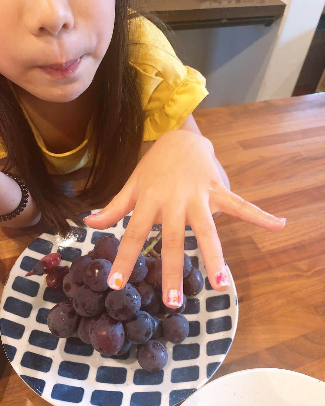 みきママさんのインスタグラム写真 - (みきママInstagram)「【ランチはビールで乾杯です〜！！】  ランチは大好きな焼き芋や葡萄を買ってきて、ビールで乾杯です〜！！  チキンは最近ハマってる鶏の塩麹焼きです！！  すると、杏ちゃん「焼き芋、スプーンで食べたら、プリンみたいだよ。」ってさ。ネイルも自分でアレンジして塗ったようです。  確かに、スプーンで食べたらプリンみたいで食べやすい！！  ぶどうを食べてたら、お尻ぶどうが出てきました。何だかのんびり幸せなランチタイムだな。  #みきママ　#ランチ　#乾杯」8月29日 13時54分 - mikimama_official