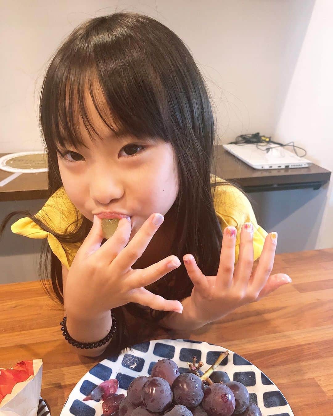 みきママさんのインスタグラム写真 - (みきママInstagram)「【ランチはビールで乾杯です〜！！】  ランチは大好きな焼き芋や葡萄を買ってきて、ビールで乾杯です〜！！  チキンは最近ハマってる鶏の塩麹焼きです！！  すると、杏ちゃん「焼き芋、スプーンで食べたら、プリンみたいだよ。」ってさ。ネイルも自分でアレンジして塗ったようです。  確かに、スプーンで食べたらプリンみたいで食べやすい！！  ぶどうを食べてたら、お尻ぶどうが出てきました。何だかのんびり幸せなランチタイムだな。  #みきママ　#ランチ　#乾杯」8月29日 13時54分 - mikimama_official