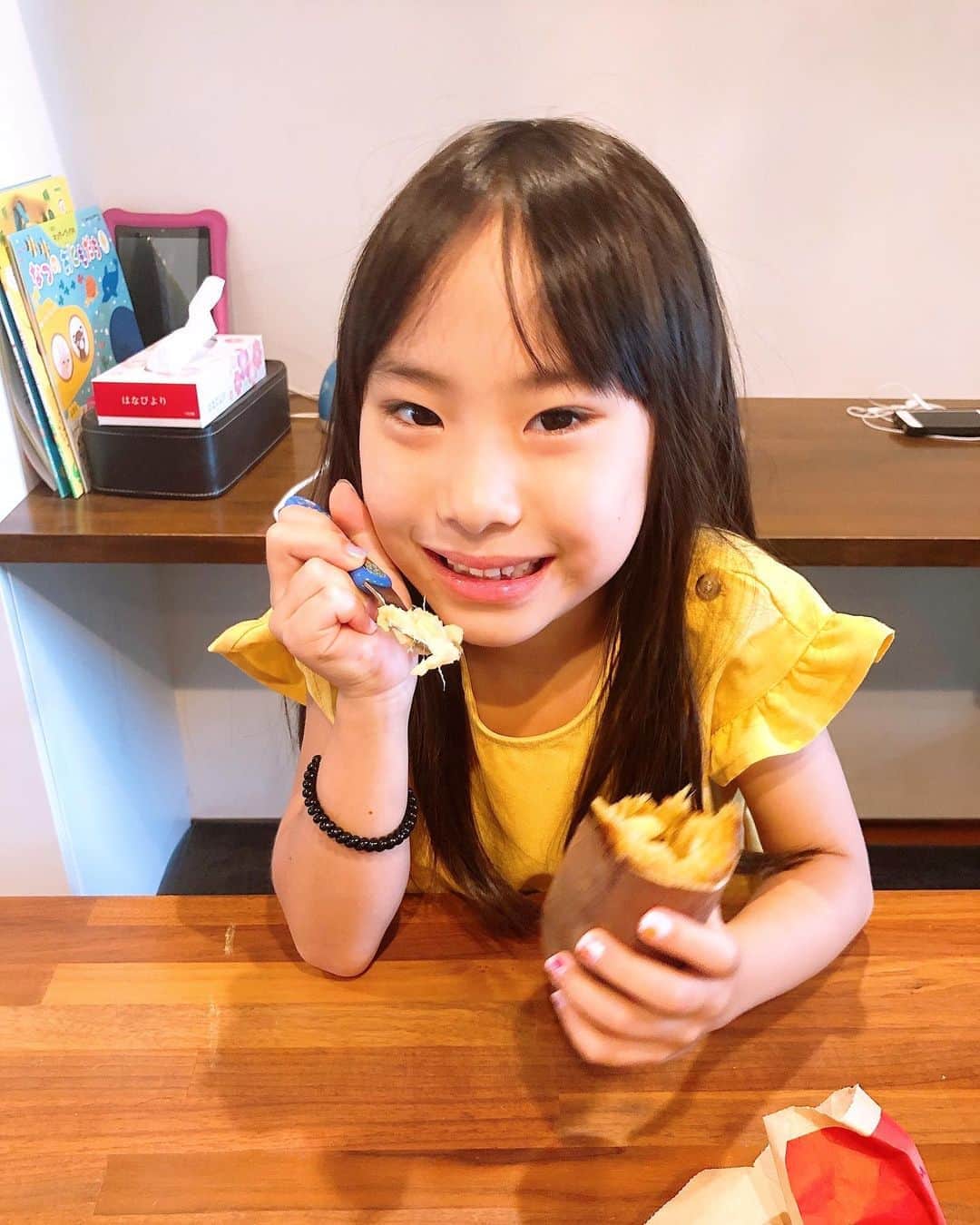 みきママさんのインスタグラム写真 - (みきママInstagram)「【ランチはビールで乾杯です〜！！】  ランチは大好きな焼き芋や葡萄を買ってきて、ビールで乾杯です〜！！  チキンは最近ハマってる鶏の塩麹焼きです！！  すると、杏ちゃん「焼き芋、スプーンで食べたら、プリンみたいだよ。」ってさ。ネイルも自分でアレンジして塗ったようです。  確かに、スプーンで食べたらプリンみたいで食べやすい！！  ぶどうを食べてたら、お尻ぶどうが出てきました。何だかのんびり幸せなランチタイムだな。  #みきママ　#ランチ　#乾杯」8月29日 13時54分 - mikimama_official