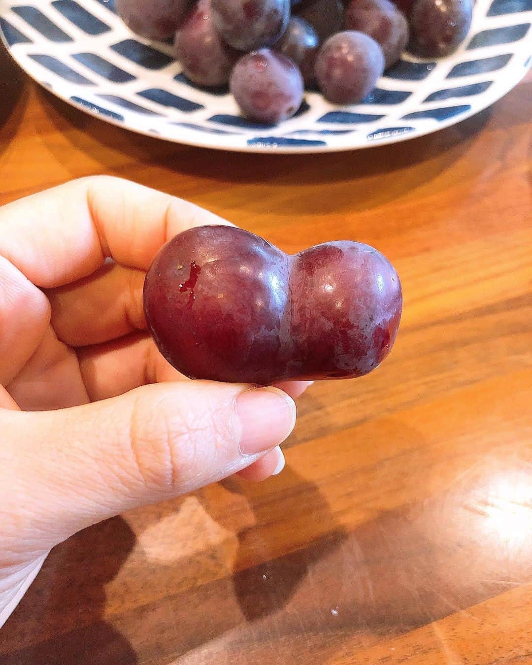 みきママさんのインスタグラム写真 - (みきママInstagram)「【ランチはビールで乾杯です〜！！】  ランチは大好きな焼き芋や葡萄を買ってきて、ビールで乾杯です〜！！  チキンは最近ハマってる鶏の塩麹焼きです！！  すると、杏ちゃん「焼き芋、スプーンで食べたら、プリンみたいだよ。」ってさ。ネイルも自分でアレンジして塗ったようです。  確かに、スプーンで食べたらプリンみたいで食べやすい！！  ぶどうを食べてたら、お尻ぶどうが出てきました。何だかのんびり幸せなランチタイムだな。  #みきママ　#ランチ　#乾杯」8月29日 13時54分 - mikimama_official