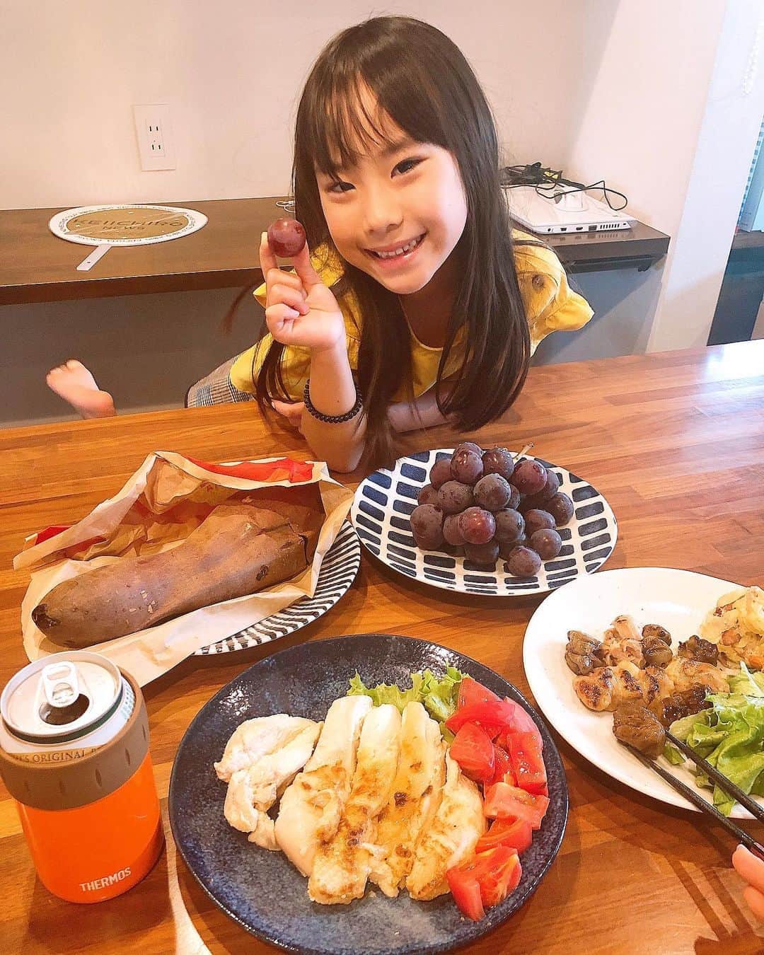 みきママさんのインスタグラム写真 - (みきママInstagram)「【ランチはビールで乾杯です〜！！】  ランチは大好きな焼き芋や葡萄を買ってきて、ビールで乾杯です〜！！  チキンは最近ハマってる鶏の塩麹焼きです！！  すると、杏ちゃん「焼き芋、スプーンで食べたら、プリンみたいだよ。」ってさ。ネイルも自分でアレンジして塗ったようです。  確かに、スプーンで食べたらプリンみたいで食べやすい！！  ぶどうを食べてたら、お尻ぶどうが出てきました。何だかのんびり幸せなランチタイムだな。  #みきママ　#ランチ　#乾杯」8月29日 13時54分 - mikimama_official